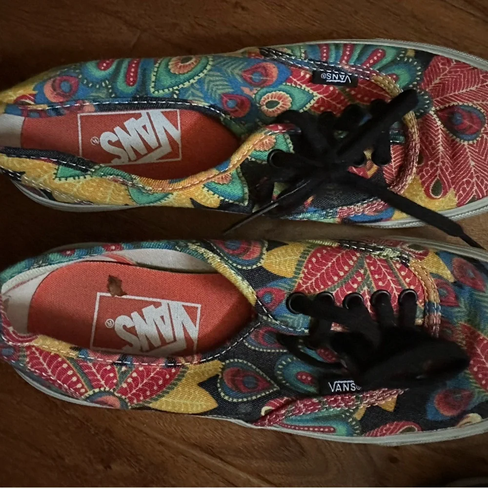 Vans - Picture 1 of 6